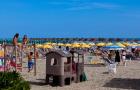 Spiaggia con area giochi